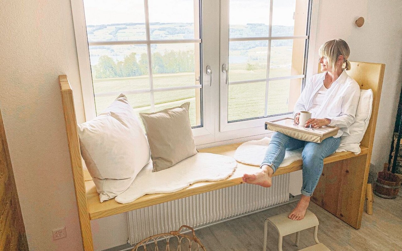 Nicole Muff gönnt sich eine Pause auf dem «Bänkli» im Dachstock. Von hier blickt man weit ins Luzerner Seetal.