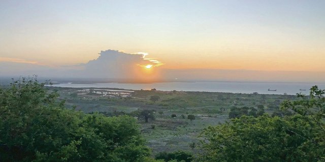 Die Sicht von der Terrasse im eigenen Haus von Familie Besson über die Bucht, die Pempa umgibt. Nach vierjähriger Bauzeit sind nun alle Koffer ausgepackt.