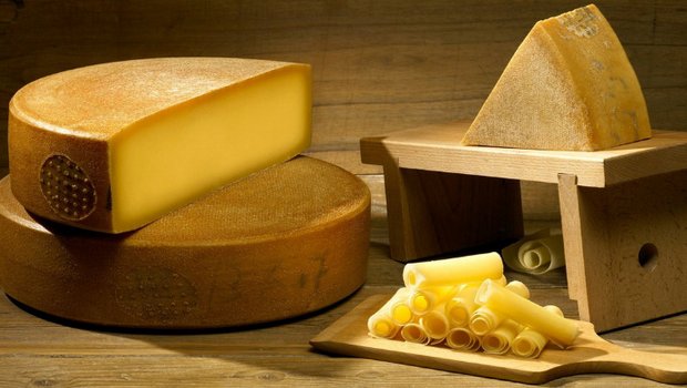 AOP- und IGP-Produkte würden einzelne Anforderungen der Initiativen bereits erfüllen. Z. B. AOP-Käse, was die Fütterung der Milchkühe angehe. (Bild Switzerland Cheese-Marketing)