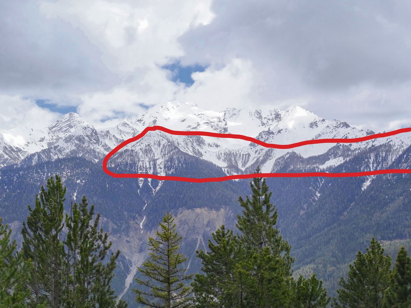 Das Gebiet der Kuh- und Jungviehalpen von Tiefencastel liegt noch unter einer dicken Schneeschicht. Alpfahrt wäre in drei bis vier Wochen. Der Piz Mitgel ist von Wolken verhangen. (Bilder Vrena Crameri-Daeppen)
