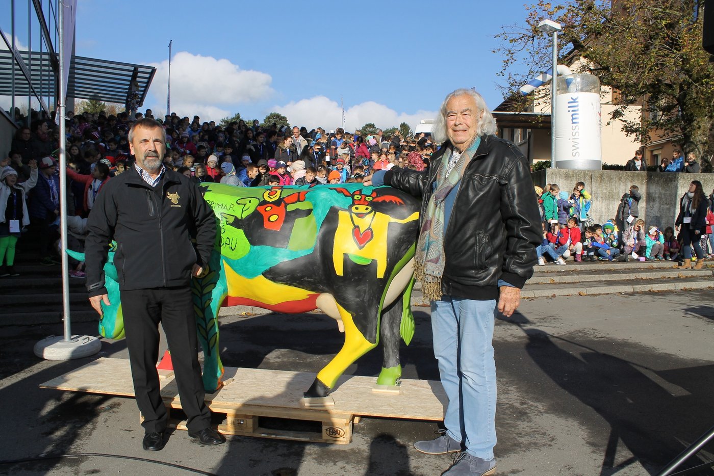 Die von Künstler Ted Scapa (r.) bemalte Kuh wird auf dem Schulhausareal in Goldau einen Ehrenplatz erhalten.
