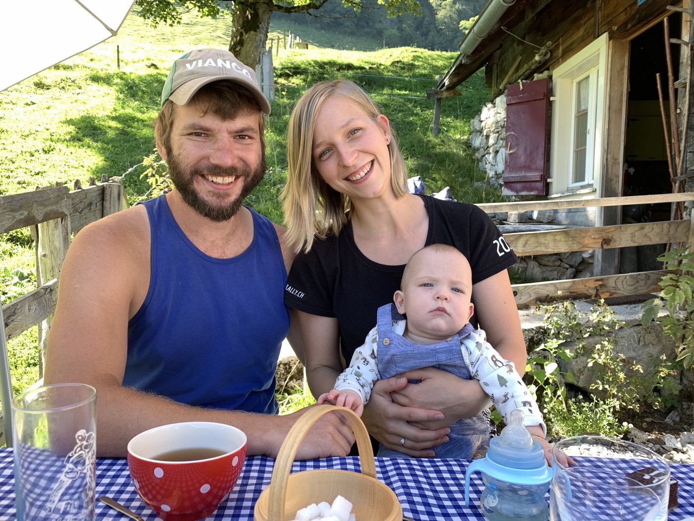 Ruedi und Manuela von Büren mit Sohn Theo vor der sanierungsbedürftigen Alphütte. 