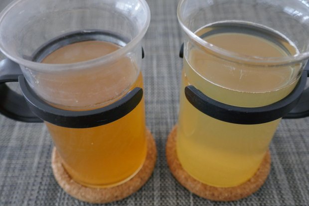 Links wurde der Tee heiss angebrüht, rechts kalt. Der «Cold Brew» - Grüntee ist klarer in der Farbe und schmeckt nicht bitter. (Bilder Neidhart)