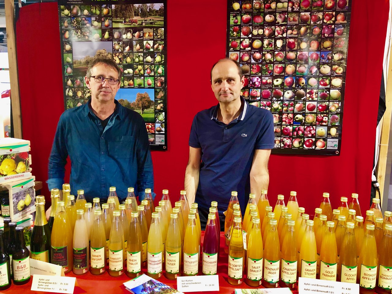 "Hochgenuss" gabs auch aus der Flasche. Roger Hodel (links) stellt mit seinem Bruder Daniel (rechts) Apfel- und Birnensaft mit dem Label „Hochgenuss“ in Altishofen LU her. Die Besonderheit: In jeder Flasche befindet sich nur eine Sorte. Aber auch ein Saft aus 100 Sorten wird angeboten. (Bild Katrin Erfurt)