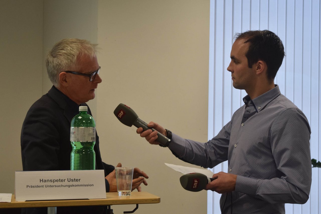 Hanspeter Uster (links) stellt sich den Fragen der Journalisten. (Bild sgi)