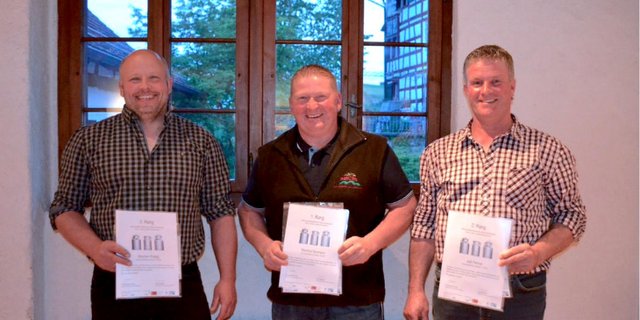 Sieger Manfred Baumann (in der Mitte) teilt das Podest des diesjährigen Milchqualitätswettbewerbs mit Joël Fenner aus Ottikon (rechts) und Stephan Rüegg aus Bauma (links). (Bild natürli Zürioberland Regionalprodukte, Bauma)