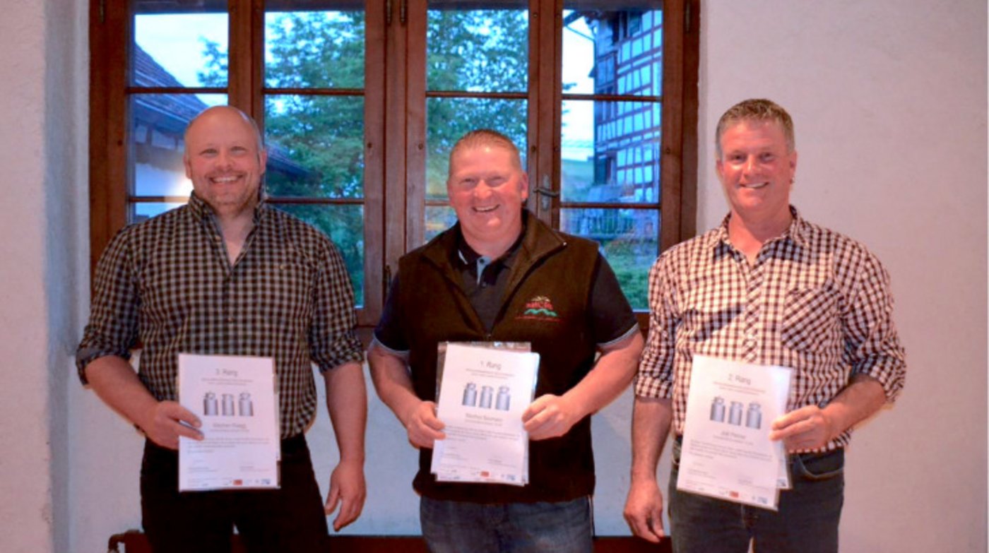 Sieger Manfred Baumann (in der Mitte) teilt das Podest des diesjährigen Milchqualitätswettbewerbs mit Joël Fenner aus Ottikon (rechts) und Stephan Rüegg aus Bauma (links). (Bild natürli Zürioberland Regionalprodukte, Bauma)