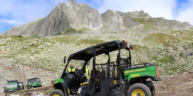 Die Fahrzeuge wurden in der Grossbaustelle der Skiarena Andermatt-Sedrun vorgestellt. (Bilder zVg)