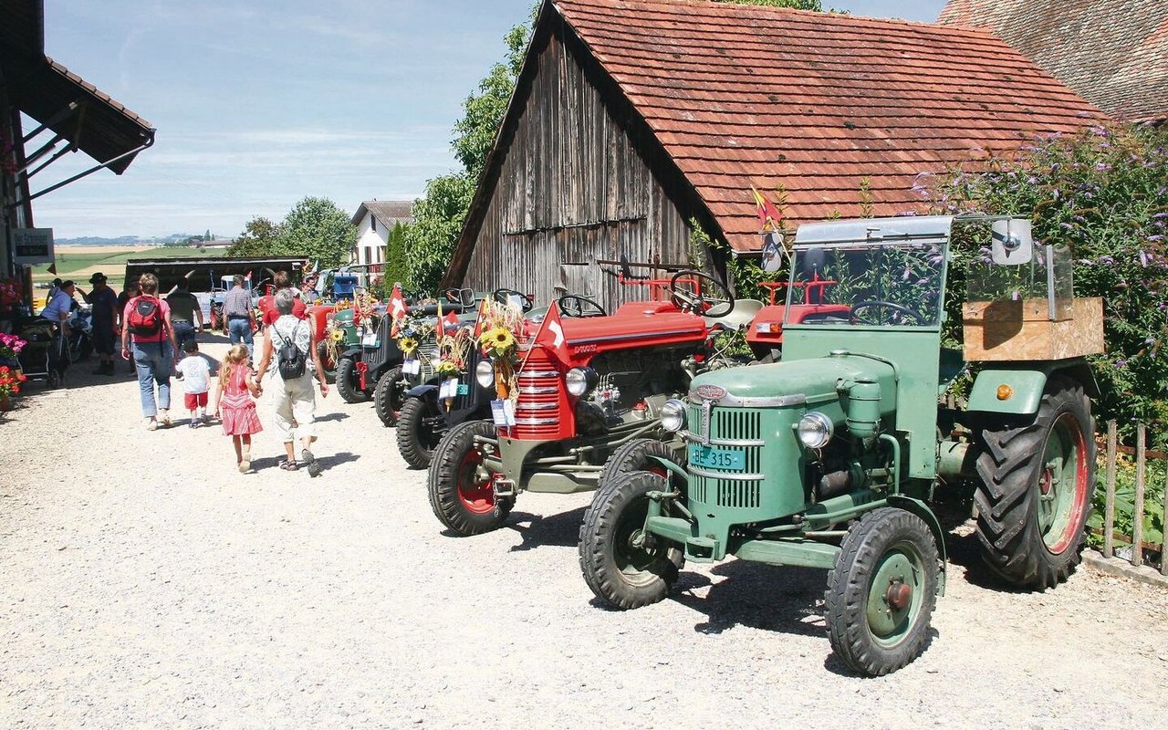 Auf vielen Vorplätzen werden die liebevoll gepflegten und oftmals gar auch geschmückten Oldtimer, darunter viele Unikate, präsentiert werden. 