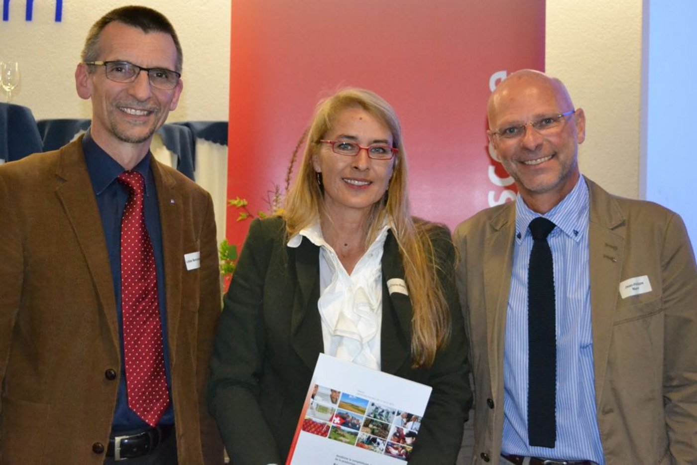Stellten gestern Mittwoch den Synthesebericht aus acht Jahren vor: Lukas Bertschinger (v.l.n.r), Verantwortlicher ProfiCrops, Anna Crole-Rees, Leiterin ProfiCrops und Jean-Philippe Mayor, Oberleitung ProfiCrops. (Bild: Jeanne Woodtli)