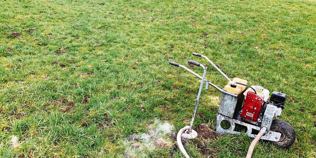 Ebenfalls umstritten, aber noch zugelassen: Mäusebekämpfung mit einem Vergasungsgerät. (Bild Josef Scherer)