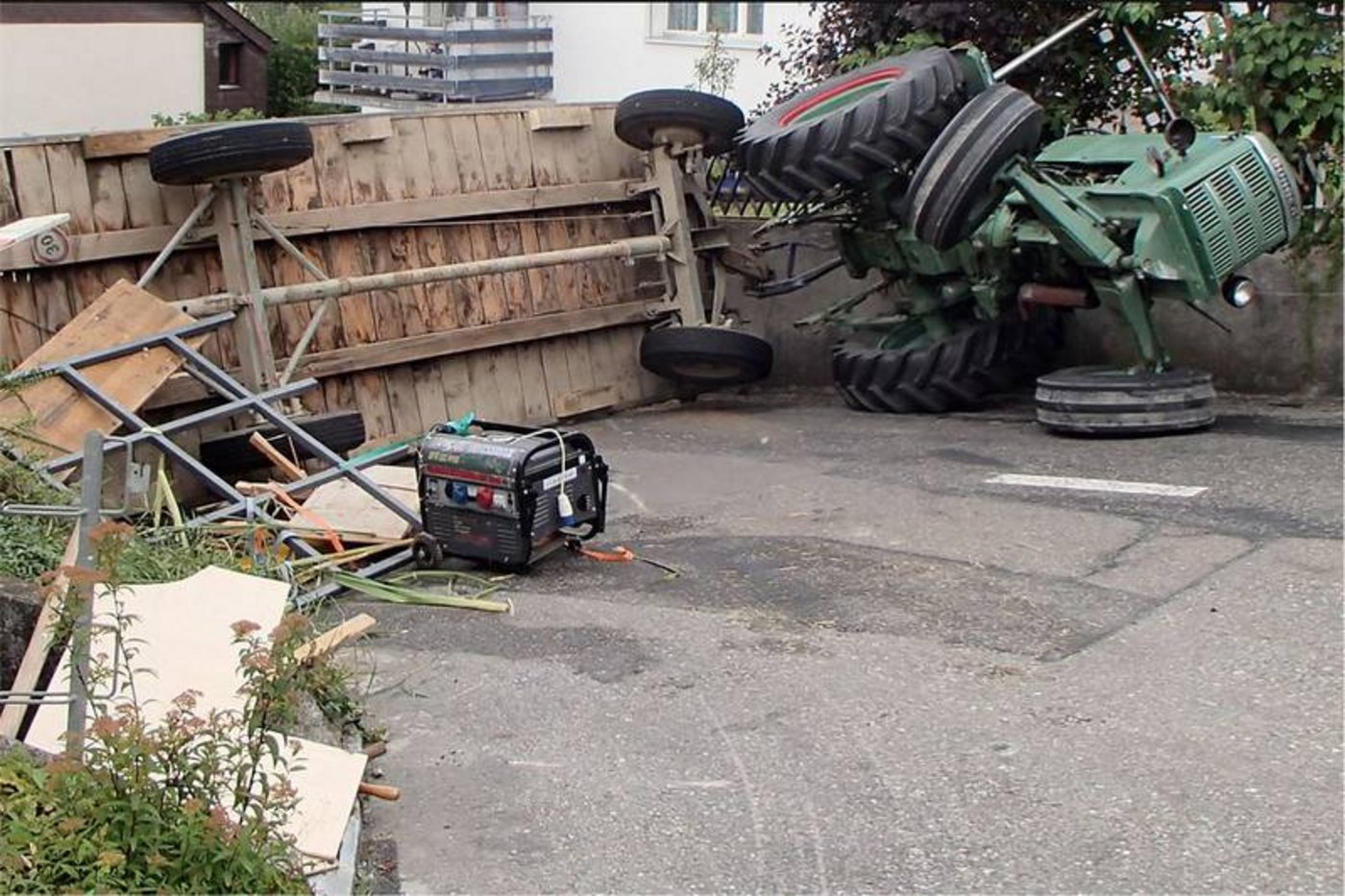 Die gekippte Kombination auf der 18% steilen Hochwachtstrasse. (Bild Kapo Aargau)