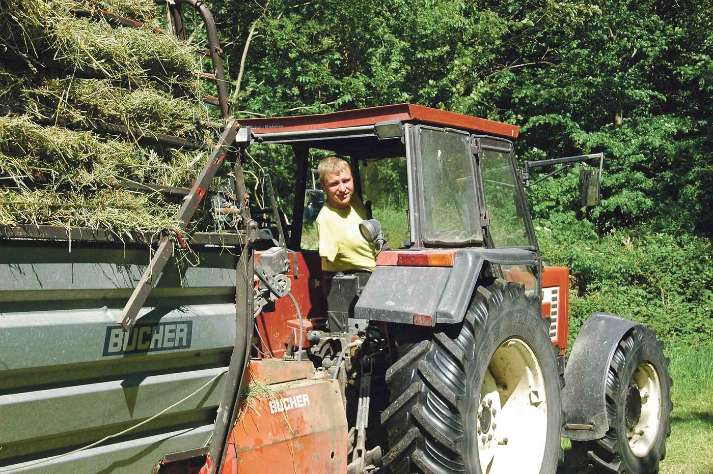 Die Hebel, Schalter, Pedale und das Steuerrad des Traktors bedient Wisi Zgraggen mit den Füssen und dem Stumpf. (Bild René Staubli)