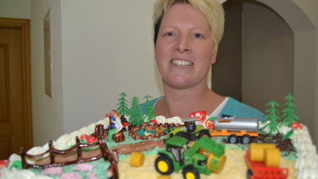 Jeannette Lisser hat für die Preisübergabe mit der BauernZeitung noch einmal den fast identischen Kuchen nachgebacken. Der Kuchen ist trotz viel Creme relativ leicht und natürlich sehr lecker. (Bilder Alois Heinzer)