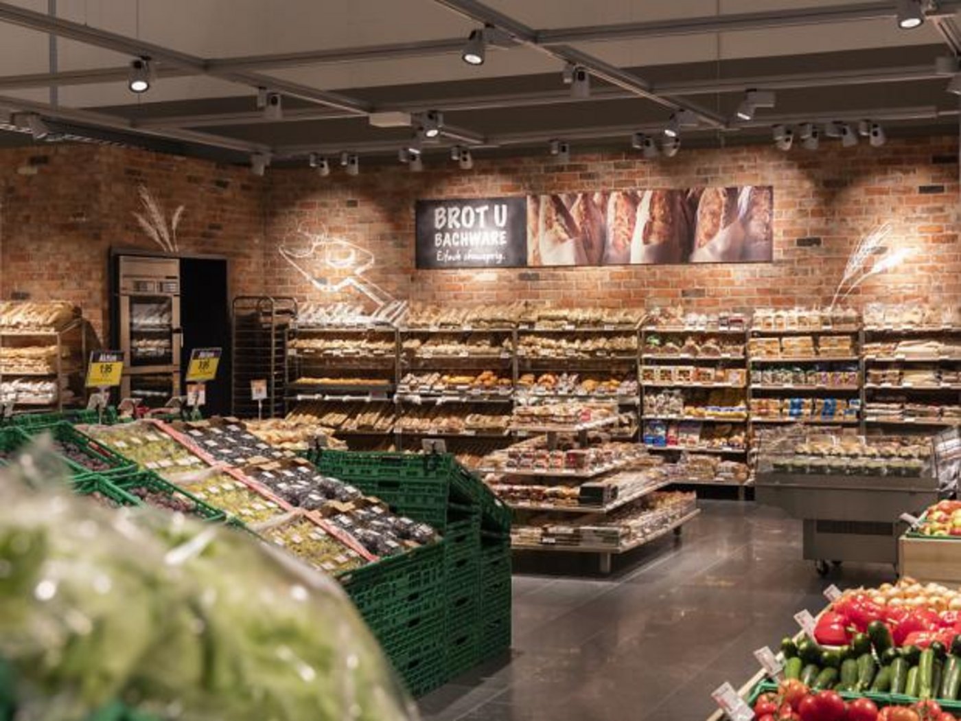  In den neuen Länden wird das Brot neu vor einer Backsteinmauer präsentiert. (Bild Coop)