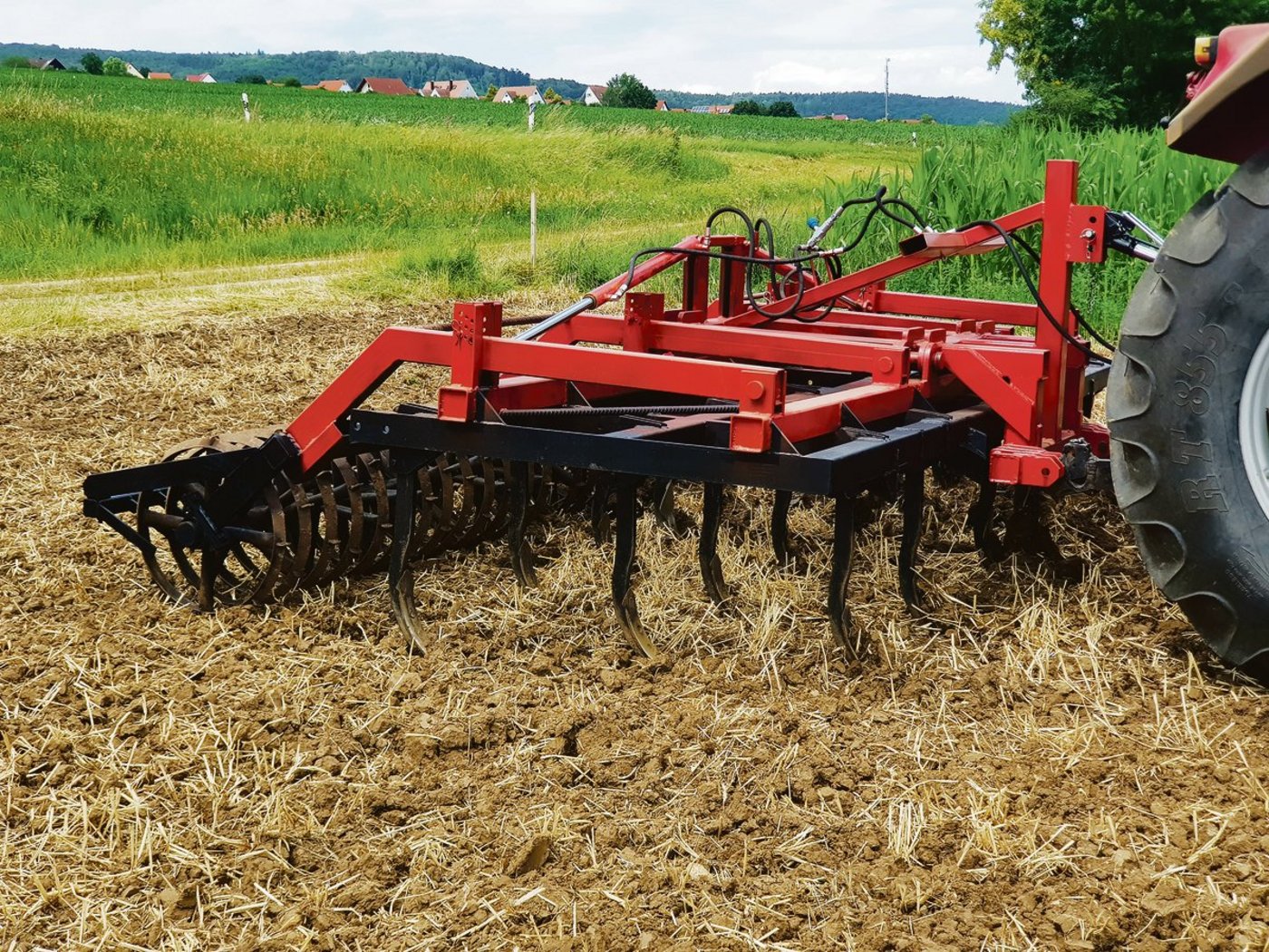 Den höhenverstellbaren Rahmen des Grubbers (rot) hat der deutsche Junglandwirt Max Bauer selbst konstruiert und gebaut. Daran befestigt werden Scharen und Dachringwalzen. (Bilder zVg)