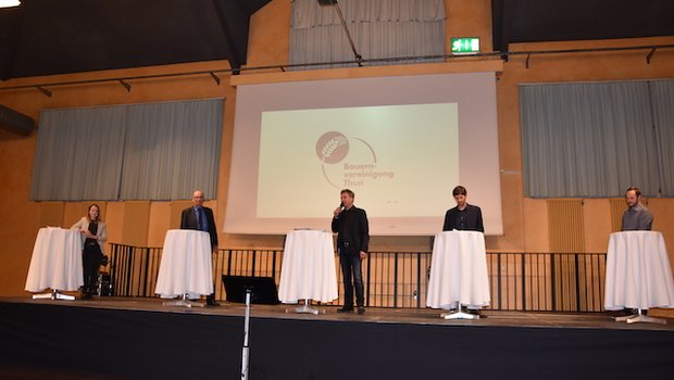 Stefan Geissbühler, Chefredaktor Thuner Tagblatt (Mitte), leitete das Podium (v. l. n. r.) Leana Waber, Markus Ritter, Kilian Baumann und Beat Kämpf. (Bild Peter Fankhauser)