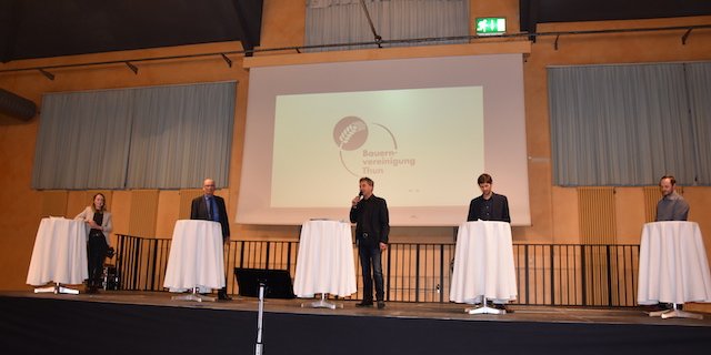 Stefan Geissbühler, Chefredaktor Thuner Tagblatt (Mitte), leitete das Podium (v. l. n. r.) Leana Waber, Markus Ritter, Kilian Baumann und Beat Kämpf. (Bild Peter Fankhauser)