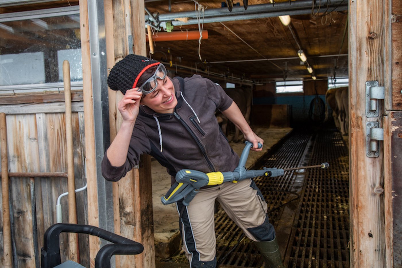 Trotz gedrängtem Programm vor den Skiferien ist Marianne Dietrich bei der Arbeit gut gelaunt. Ab und zu wird mit dem Kärcher noch jemand angespritzt.