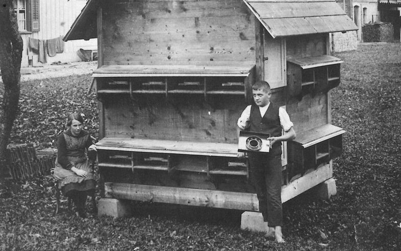 Der elterliche Hof in Neukirch in den 1930er-Jahren: Sein Vater Hans, hier im Bild, war zeitlebens ein leidenschaftlicher Imker.