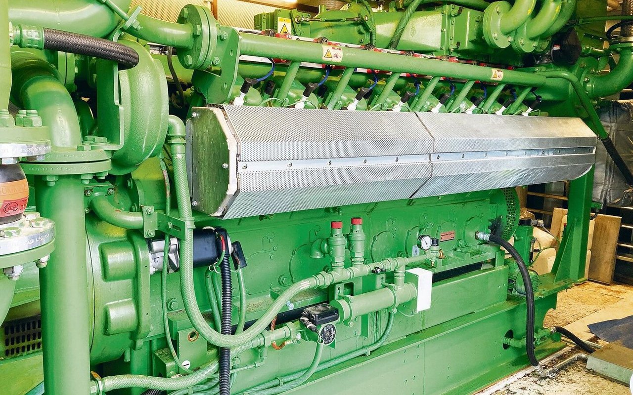 Der Gasmotor, das Herzstück der Stromproduktion, kann in der Spitze 735 kW pro Stunde leisten. 