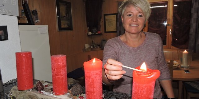 Für Monika Mai-Baltensberger kommen mit der Weihnachtszeit Tage voller Kerzenschein. Sie vergisst aber auch die Menschen nicht, die einsam und alleine sind.(Bild Barbara Heiniger)