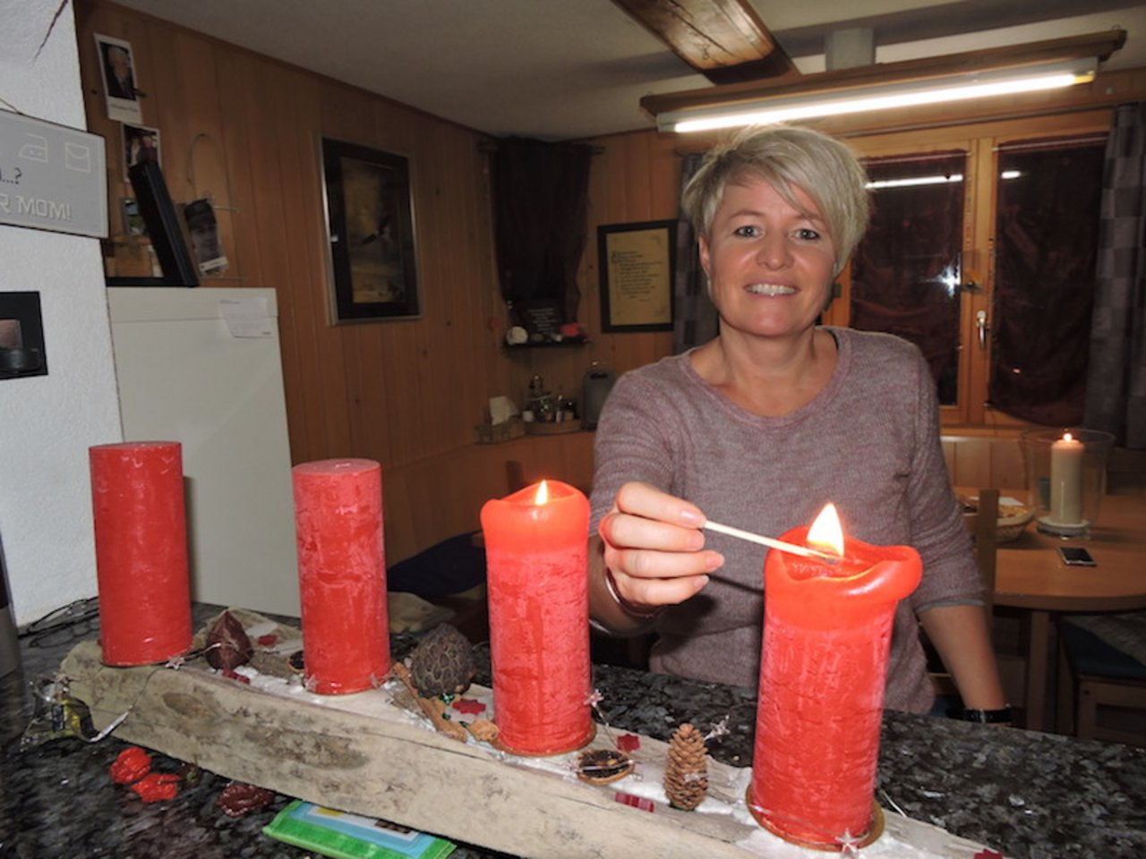 Für Monika Mai-Baltensberger kommen mit der Weihnachtszeit Tage voller Kerzenschein. Sie vergisst aber auch die Menschen nicht, die einsam und alleine sind.(Bild Barbara Heiniger)