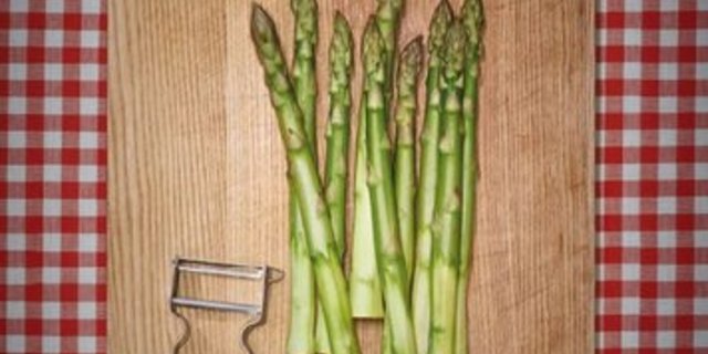 Ein Holzbrett und Saisongemüse stehen im Mittelpunkt der neuen Kampagne. (Bild: VSGP)