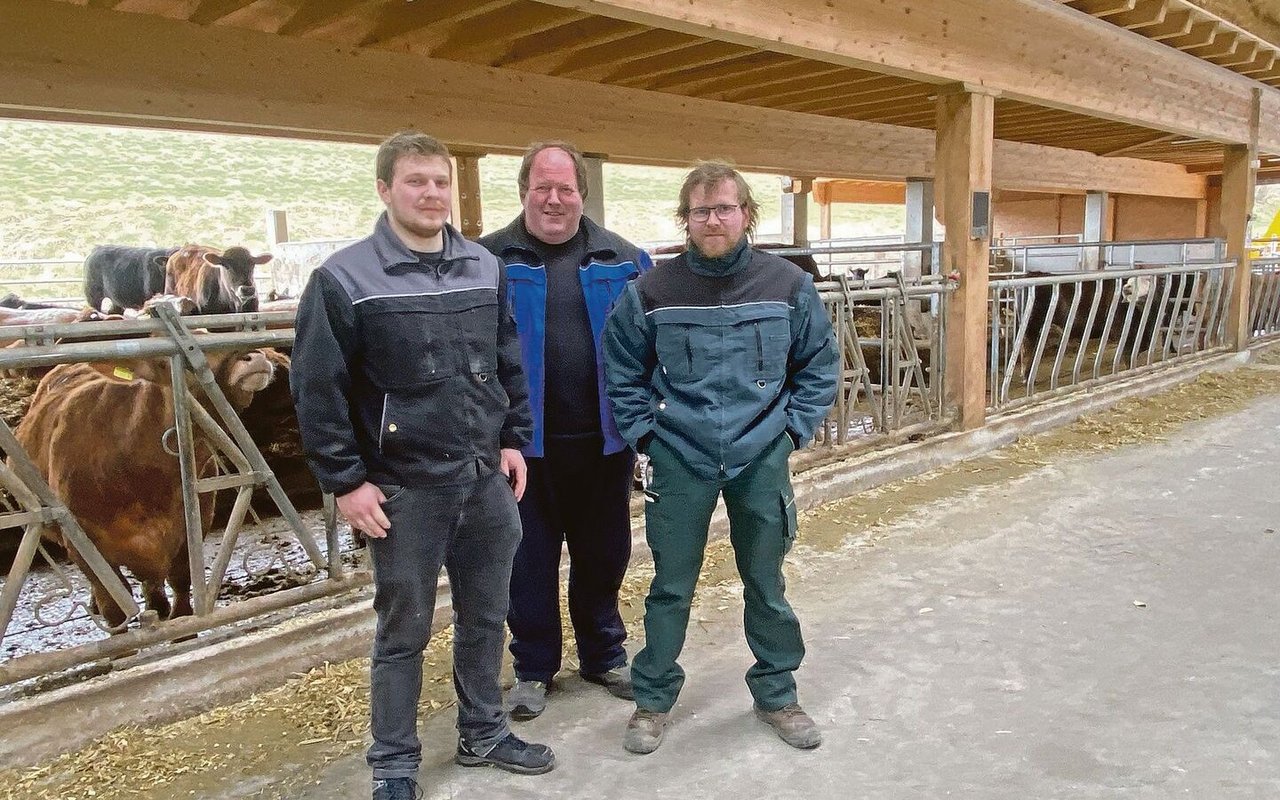 Unternehmerische Familie: Michel Soltermann (Mitte) mit seinen Söhnen Luc (l.) und Max. Die Munimast ist eines von drei Standbeinen des Betriebs in Mézery-près-Donneloye. 