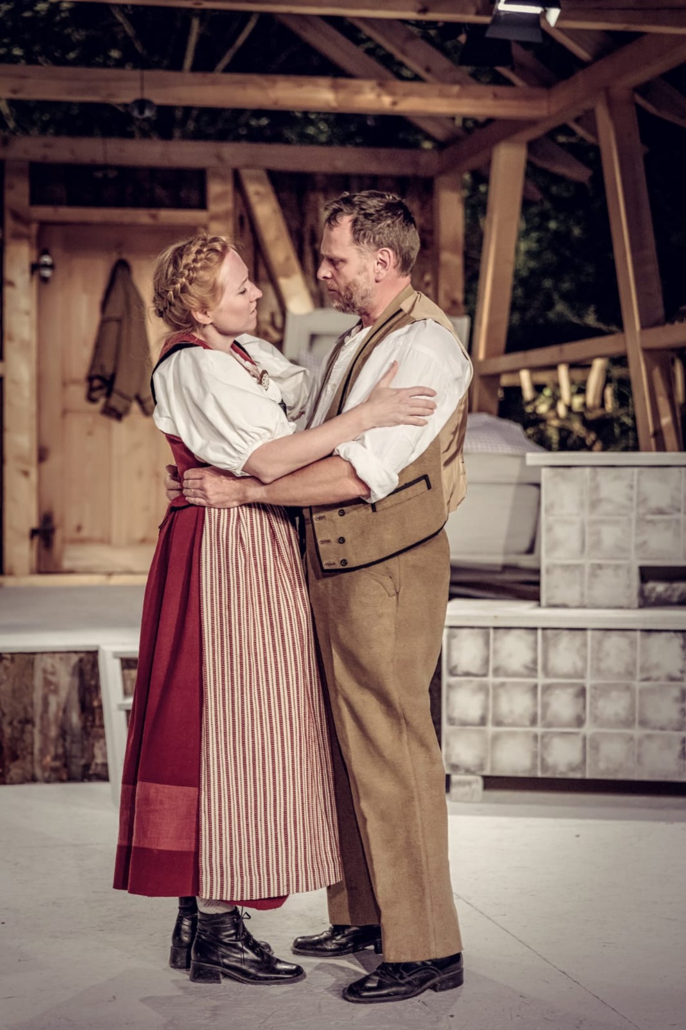 Ueli (Simon Schneider) und Vreneli (Rebekka Psota) nehmen die Zuschauer mit in vergangene Zeiten, auf einen Emmentaler Bauernhof. (Bild zVg)