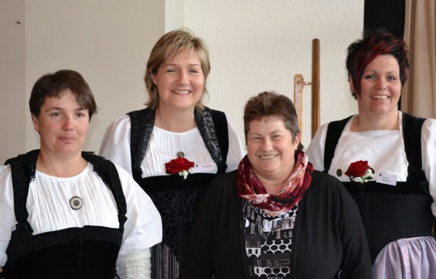 Neu in den Vorstand gewählt wurden Beatrice Häni und Vreni Feller (vorne), hier mit der abtretenden Präsidentin Eva Schäfer und ihrer Nachfolgern Monika Mosimann. (Bild Alois Heinzer)