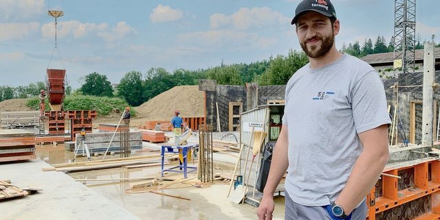 Bauherr Christian Grüter vor der Baustelle mit dem Fundament für den Milchvieh-Laufstall. Bald wird aufgerichtet. Die höheren Preise für Stahl und Beton spürte er. 