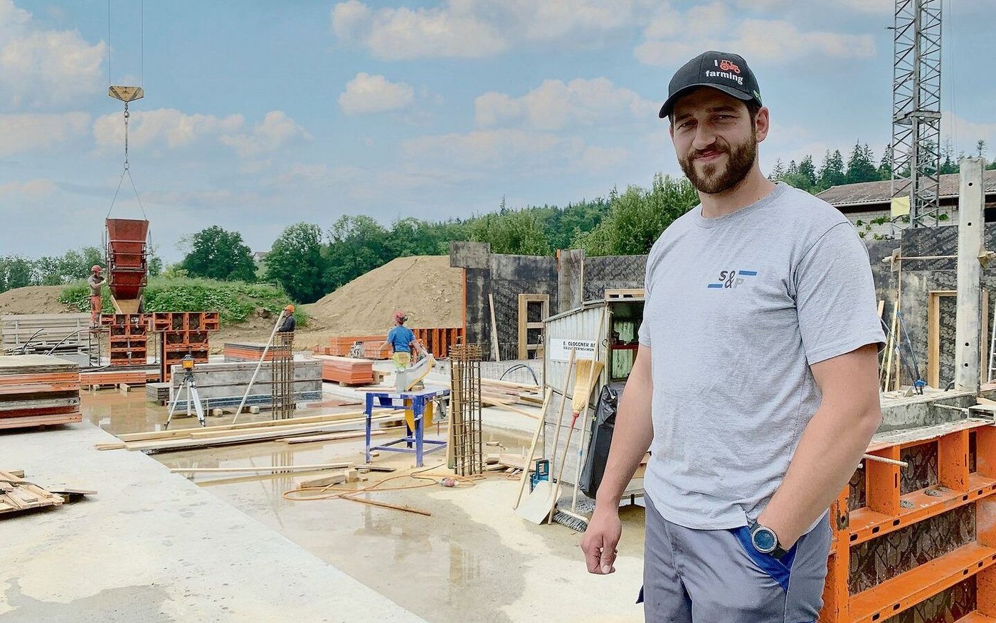 Bauherr Christian Grüter vor der Baustelle mit dem Fundament für den Milchvieh-Laufstall. Bald wird aufgerichtet. Die höheren Preise für Stahl und Beton spürte er. 