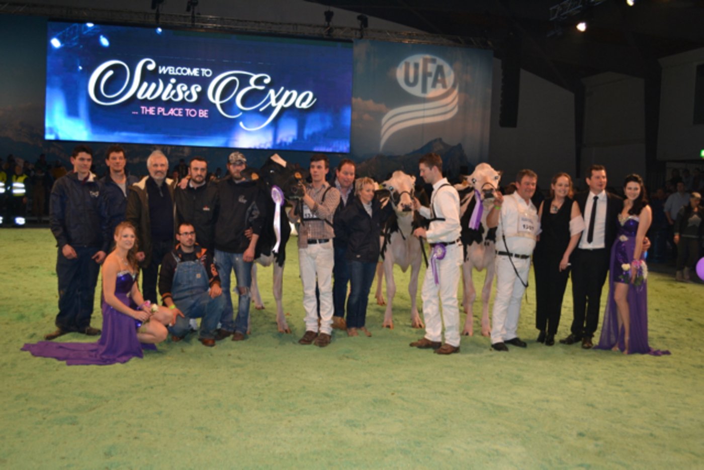 Wahl der Intermediate Champion (v.l.n.r.): Acme Elsa von Fratelli Franzetti/ Tjr Portea/ Ilcastagno/ Castelgolaso/ Al Be Ro  aus Italien. Reserve Intermediate Champion: Au Parchy Doorman Jolie von Gobeli Holstein/ Ruedi Gasser und Hansjörg Räz aus Saanen. Honorable Mention: Nova Fever Ifty von Scl Navalait/ Ph Deru/ Duff Holstein/ Vigne Joël  aus Frankreich. (Bild Peter Fankhauser)