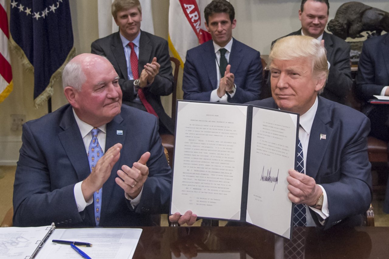 Sonny Perdue mit Präsident Trump bei der Unterzeichnung eines Dekrets zur Landwirtschaft durch US-Präsident Donald Trump. Perdue wird der ins Leben gerufenen Task Force zur ländlichen Prosperität angehören. (Bild USDA)