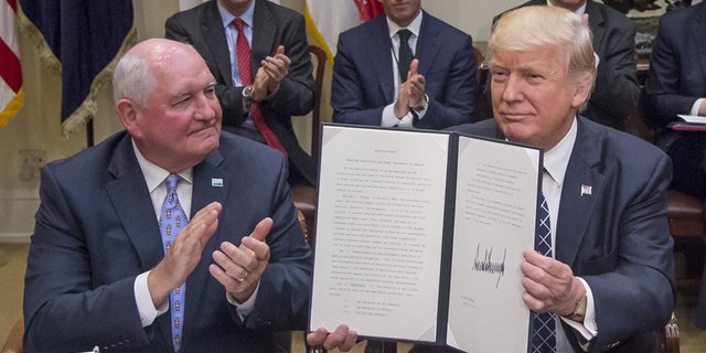 Sonny Perdue mit Präsident Trump bei der Unterzeichnung eines Dekrets zur Landwirtschaft durch US-Präsident Donald Trump. Perdue wird der ins Leben gerufenen Task Force zur ländlichen Prosperität angehören. (Bild USDA)