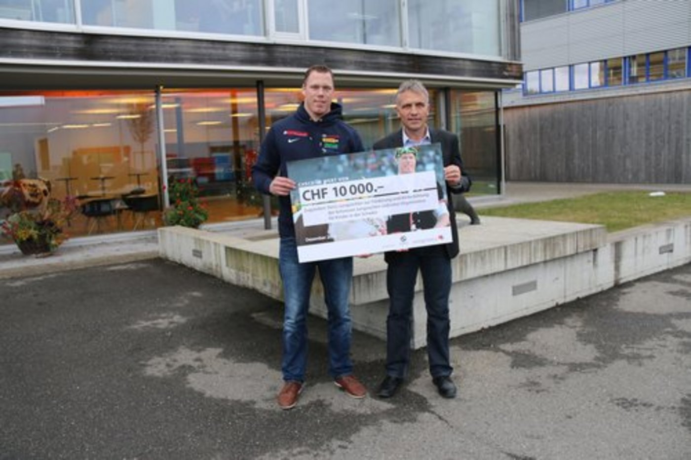 Schwingerkönig Matthias Sempach mit Swissgenetics-Direktor Stefan Felder. (zVg)