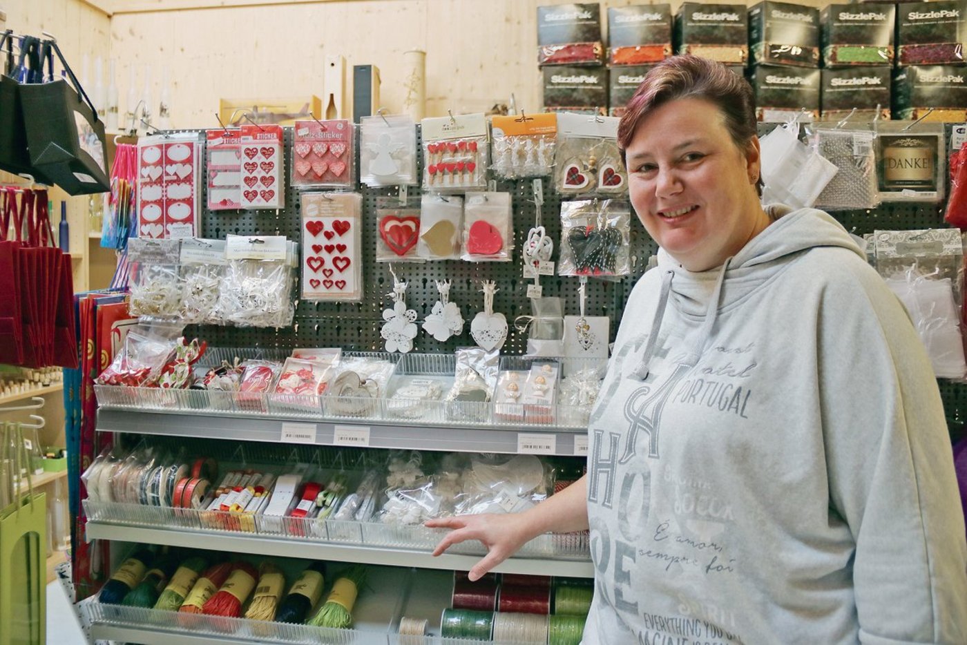 Im Laden von Marianne Iberg findet man alles: Anhänger, Aufkleber, Schmuckbänder – im Sortiment von Iberg Verpackungen findet sich alles, was es braucht, um hübsche Päckchen und exklusive Umhüllungen zu gestalten.(Bilder Benildis Bentolila)