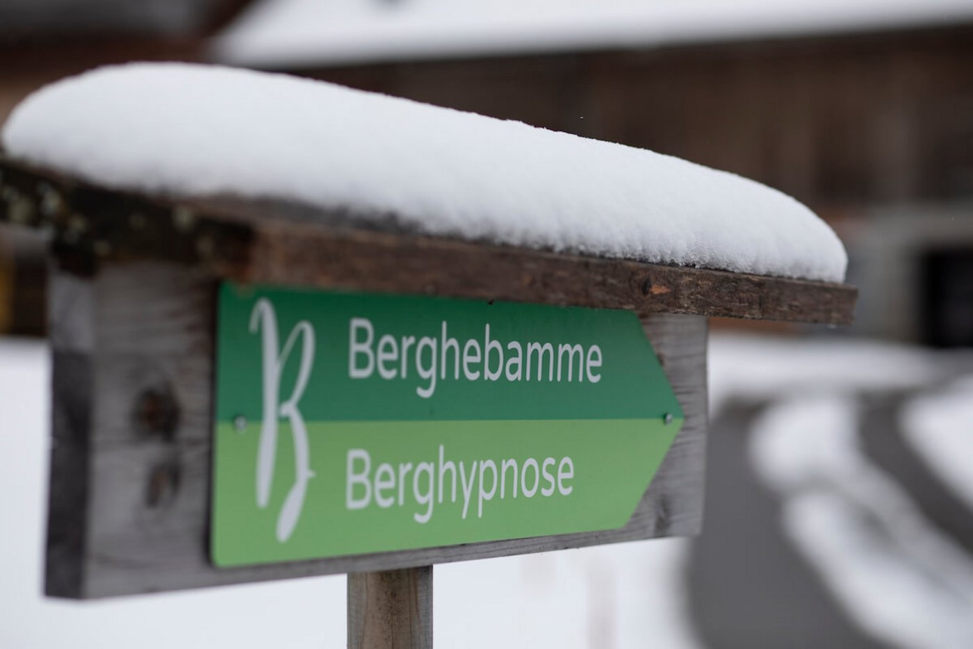 Der Wegweiser zu Katrin Ganters Praxis in St. Stephan. (Foto: Pia Neuenschwander)