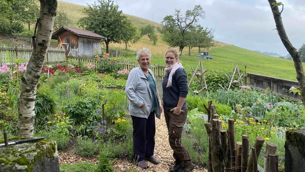 Ein Bauerngarten für Generationen in Oberbalm Seit dem Frühling 2021 arbeiten Marie Gerber und Anina Marbot zusammen im alten Bauerngarten. Im Frühling hat Marbot den kränkelnden Buchs durch Lavendel ersetzt. (Bilder jsc)