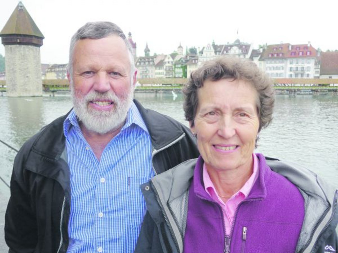 Josy und Werner Lang vor heimatlicher Kulisse in Luzern. Sie mögen ihre Heimat, aber die Agrarpolitik verstehen sie nicht mehr: Dass man den Bauern in dieser futterwüchsigen Gegend Geld gibt, um das Gras länger stehen zu lassen, ist für sie unbegreiflich. (Bild akr)