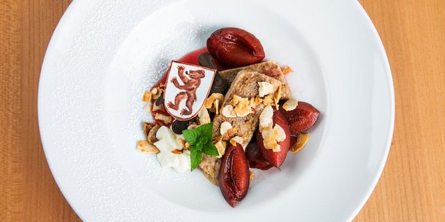 Biberfladenparfait mit heissen Rotwein Zwetschgen, Rahm und Zuckermandeln. (Bild Ueli Christoffel/SRF)