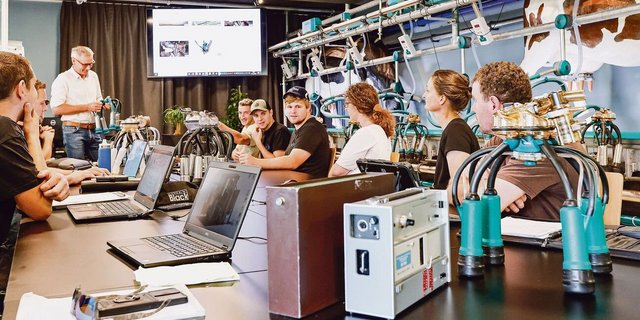In der vielfältigen Aus- und Weiterbildung der Melktechniker werden neben den Grundlagen der Milchproduktion auch die Themen Fruchtbarkeit und Klauengesundheit behandelt.