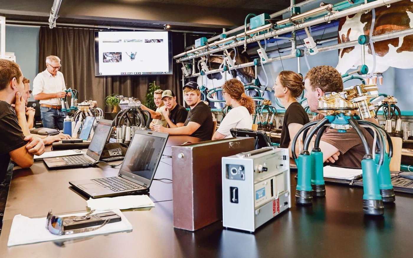 In der vielfältigen Aus- und Weiterbildung der Melktechniker werden neben den Grundlagen der Milchproduktion auch die Themen Fruchtbarkeit und Klauengesundheit behandelt.