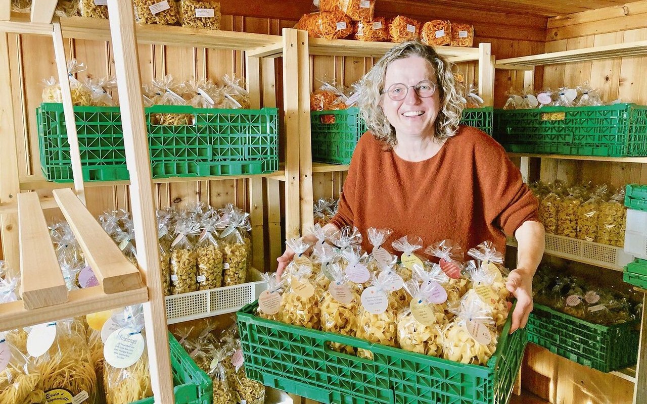 Erna Köfer und ihre Nudeln: Ein grosser Teil des oberen Stockwerks dient als Lager. Besonders stolz ist sie, dass ihre Produkte aus 100 Prozent Schweizer Getreide bestehen.