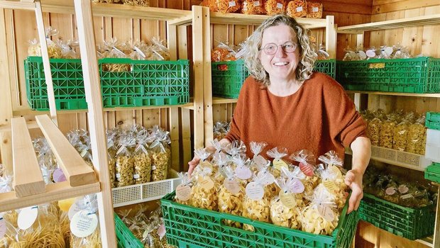 Erna Köfer und ihre Nudeln: Ein grosser Teil des oberen Stockwerks dient als Lager. Besonders stolz ist sie, dass ihre Produkte aus 100 Prozent Schweizer Getreide bestehen.