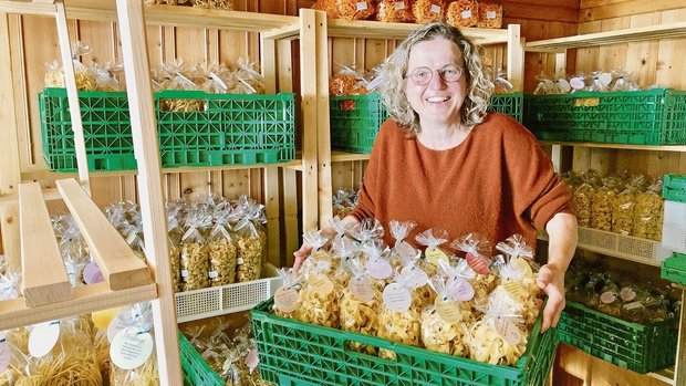 Erna Köfer und ihre Erna Köfer und ihre Nudeln: Ein grosser Teil des oberen Stockwerks dient als Lager. Besonders stolz ist sie, dass ihre Produkte aus 100 Prozent Schweizer Getreide bestehen.