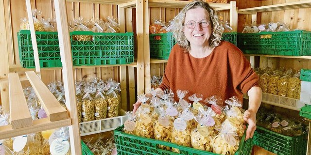 Erna Köfer und ihre Nudeln: Ein grosser Teil des oberen Stockwerks dient als Lager. Besonders stolz ist sie, dass ihre Produkte aus 100 Prozent Schweizer Getreide bestehen.