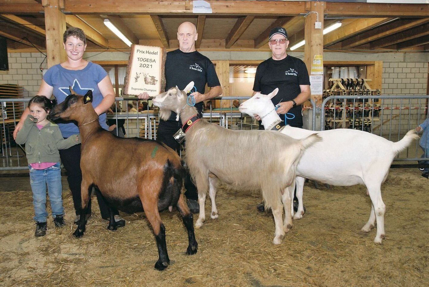 Die drei Rassensiegerinnen: Seline und Coline von Tino & Valo Gisler, Bürglen und Oktavia von Franz Aebli, Mogelsberg.