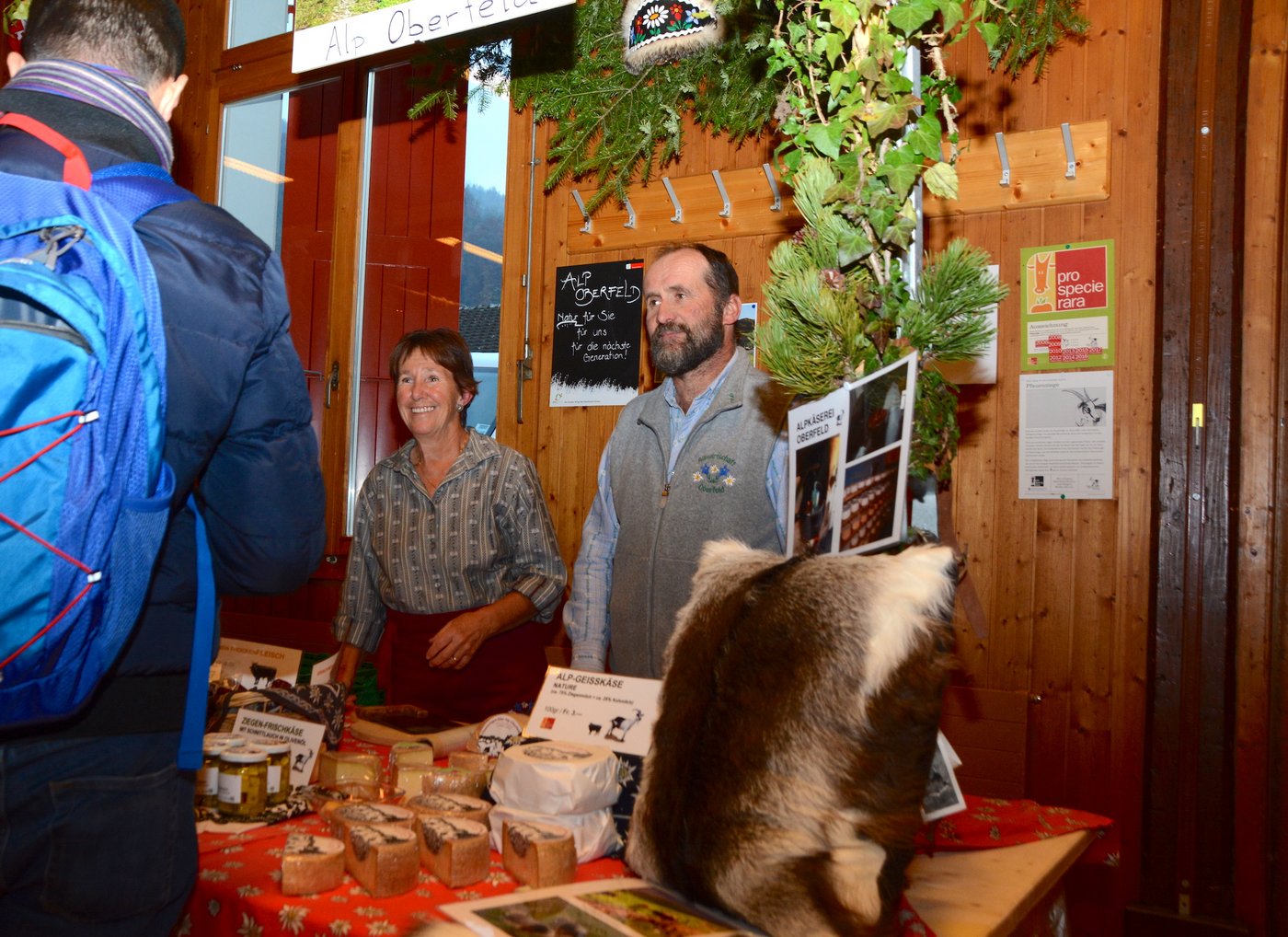 Rita und Josef Waser von der Alp Oberfeld/Bannalp, bieten Pfauenziegen- und Grauvieh-Spezialitäten.